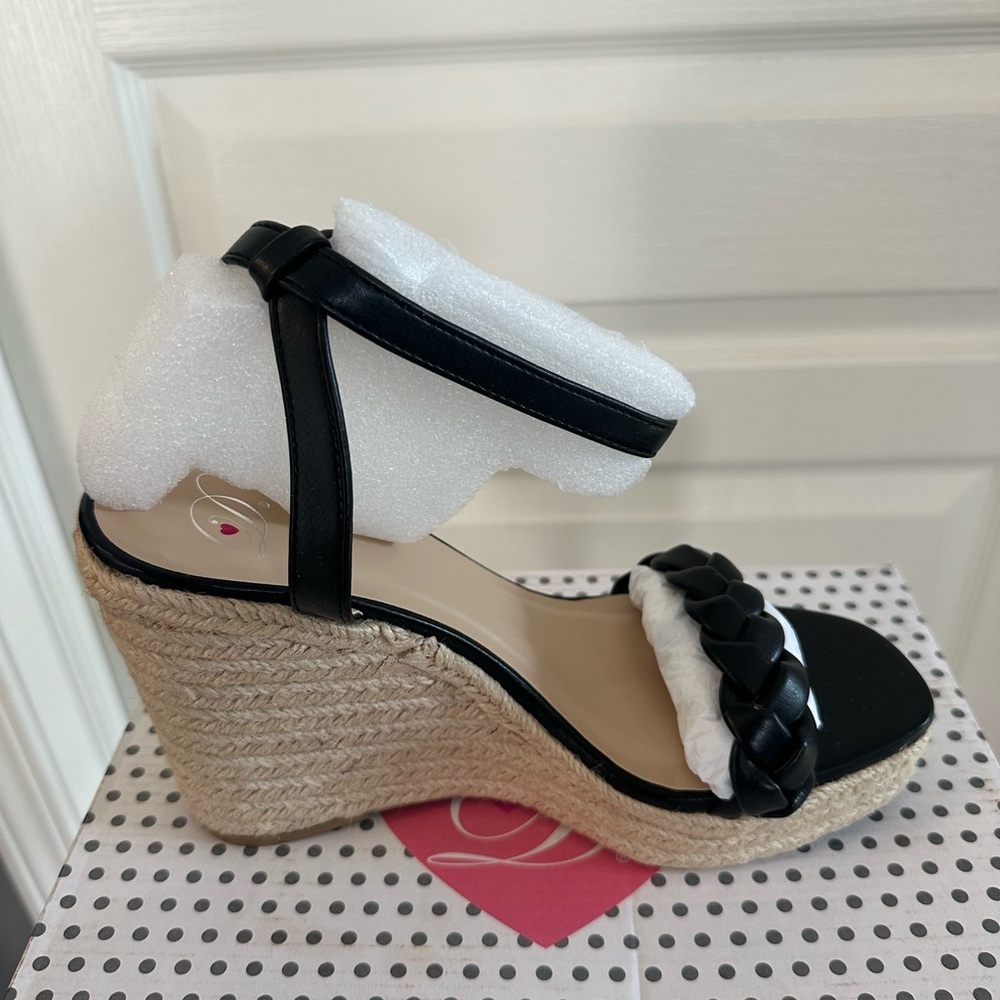 Delicious Black PU Leather Wedge Sandal Women’s Size 8.5 8 1/2 - Picture 3 of 7